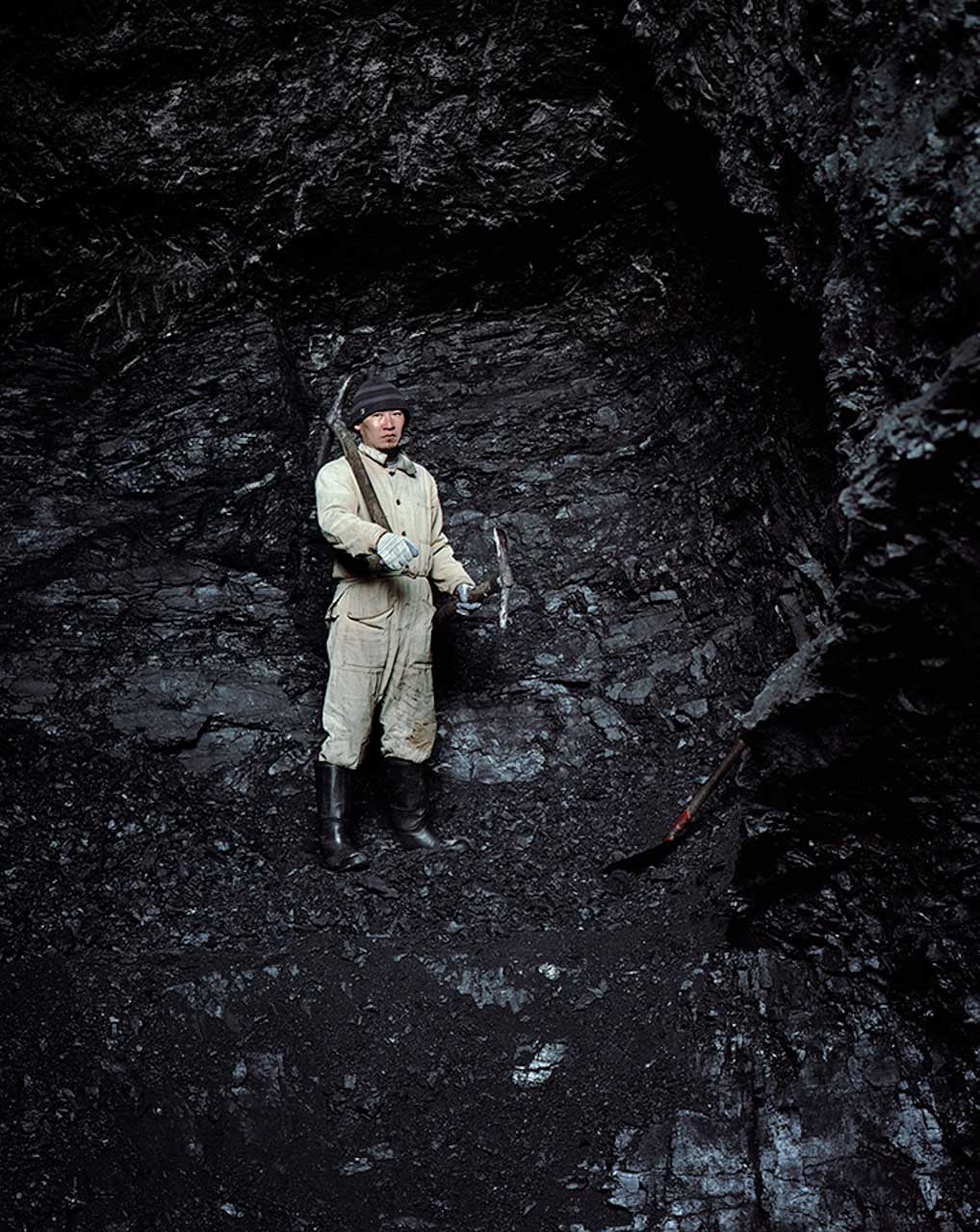 Portrait d'un mineur kirghize dans une mine de charbon