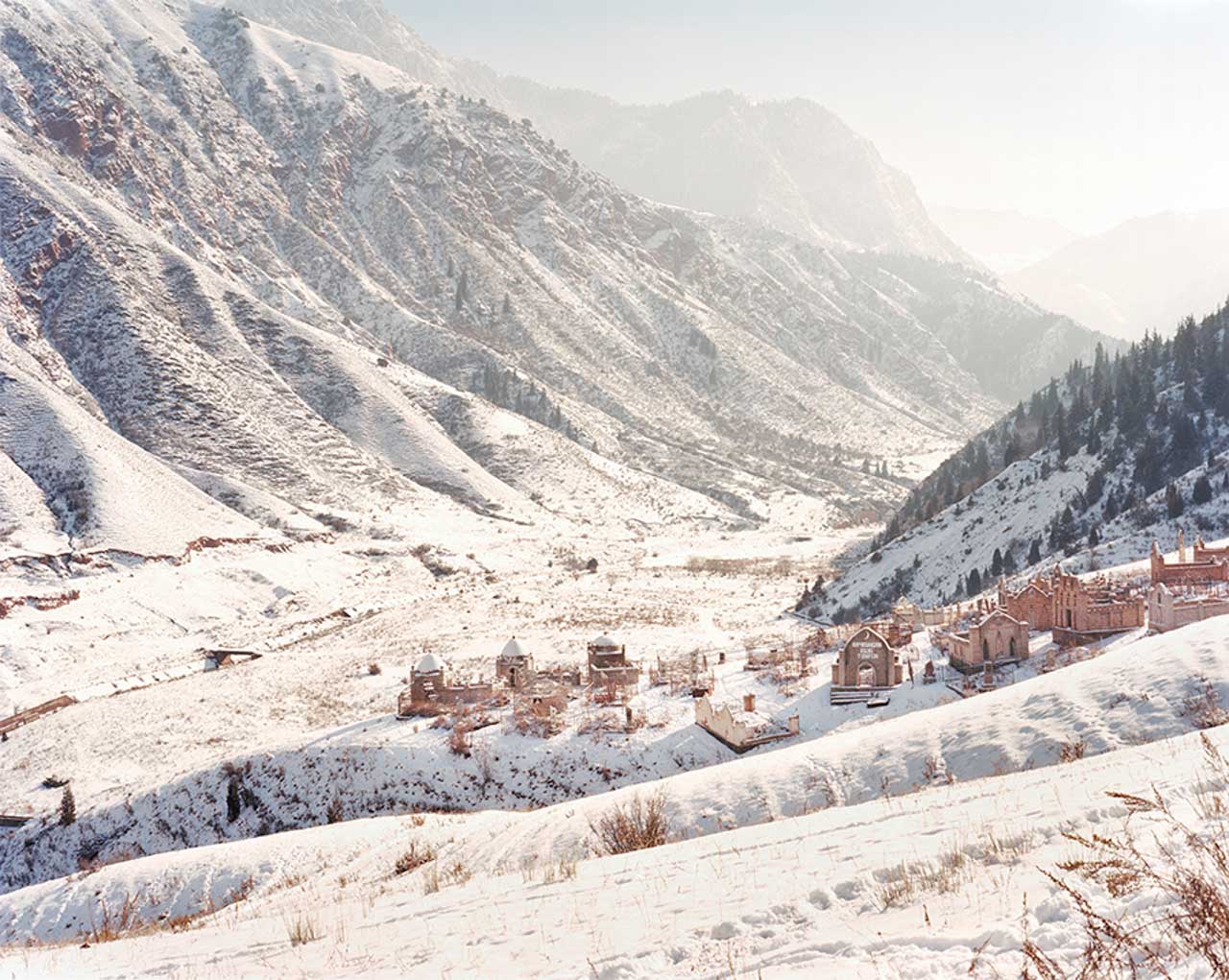 Montagnes et village au Kirghizistan en hiver