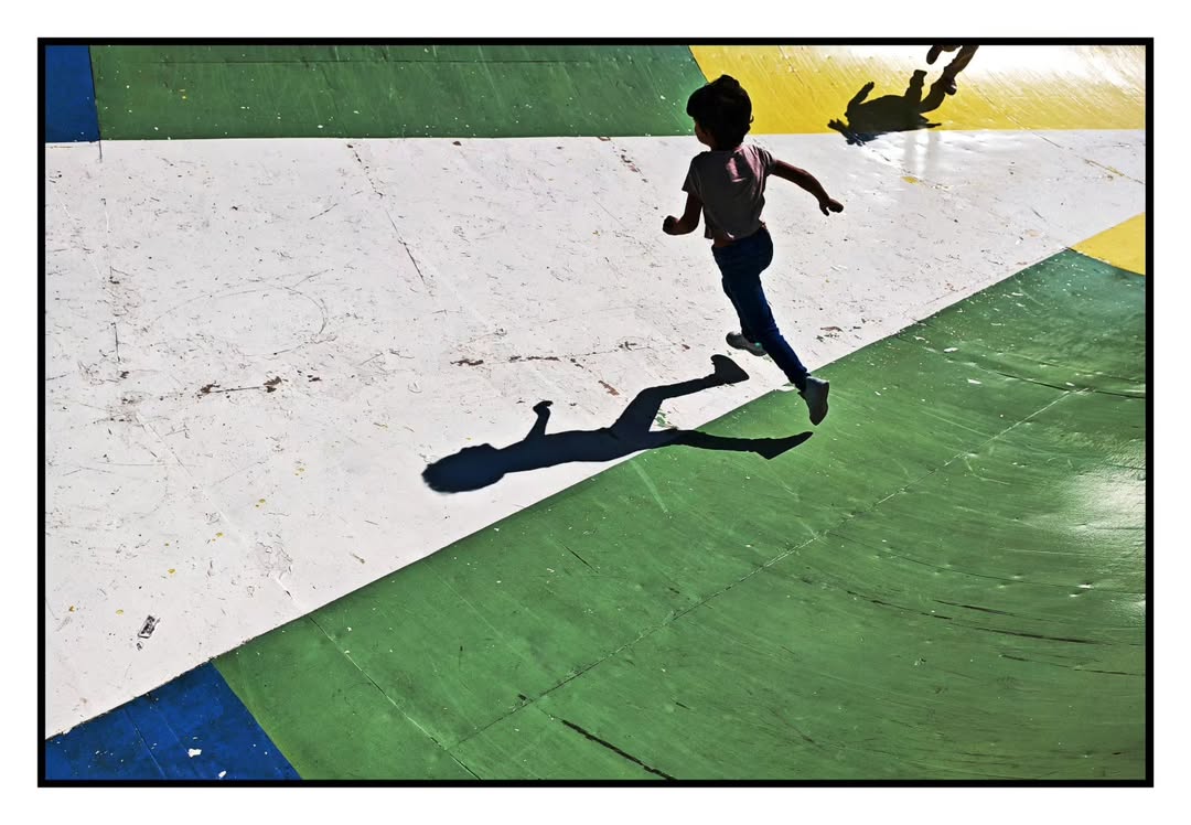 Enfant en train de courrir sur une aire de jeux color&eacute;e, photo de Thomy Keat