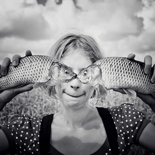 Femme avec des yeux de poissons