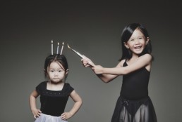 Le photographe Jason Lee photographie ses filles de façon délirante