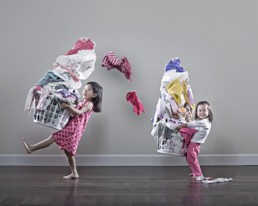 Le photographe Jason Lee photographie ses filles de façon délirante