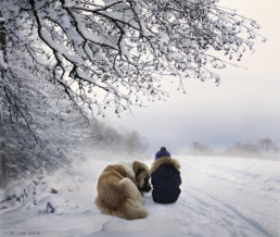 Un enfant et son chien dans la neige