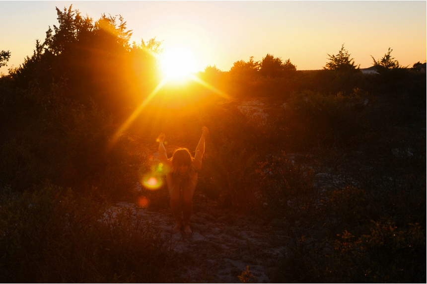 Mia Berg se met à nu au beau milieu de la nature