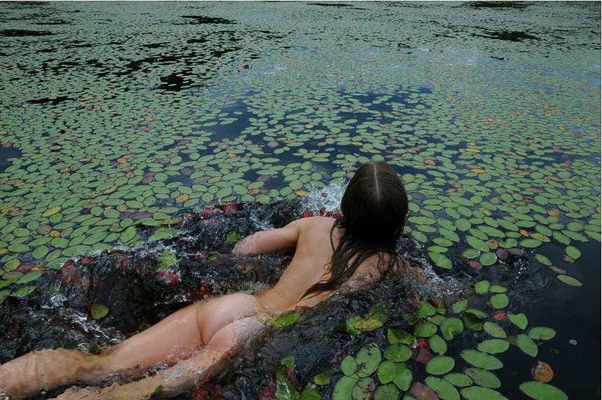 Mia Berg se met à nu au beau milieu de la nature