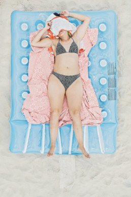 Femme endormie à la plage Un petit tour à la plage avec le photographe Tadao Cern