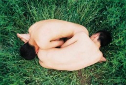 Le photographe Ren Hang expose ses nus à Paris