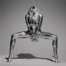 Silver : des femmes nues en statues métalliques par le photographe Guido Argentini
