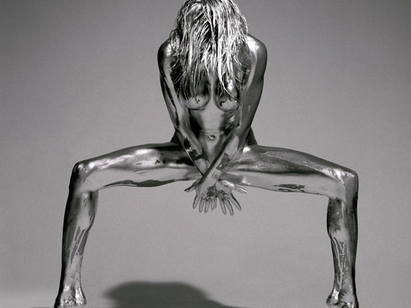 Silver : des femmes nues en statues métalliques par le photographe Guido Argentini