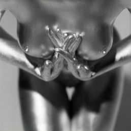Silver : des femmes nues en statues métalliques par le photographe Guido Argentini