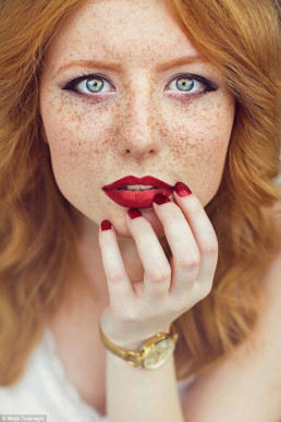 Portrait femme rousse par Maja Topcagic