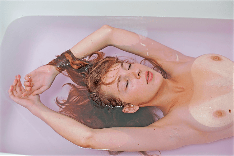 Bath, les portraits de femmes nues dans leur bain par Barbara Iweins