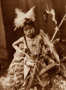 © Edward Curtis – Awaiting the Return of the Snake Racers - Hopi, 1921