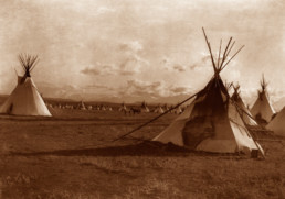 © Edward Curtis – Piegan Encampment, 1900