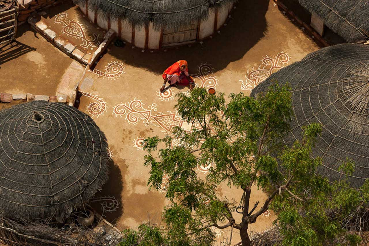 © Yann Arthus-Bertrand - Dessins dans la cour d’une maison à Khudiala, Rajasthan, Inde (26°31’N - 72°41’E).