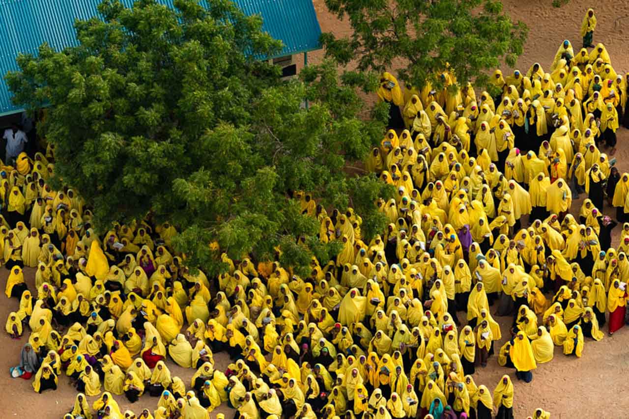 © Yann Arthus-Bertrand – Camps de réfugiés somaliens de Dadaab: école dans le camp de Hagadera, Kenya (0° 0’ S - 40°22’ E).