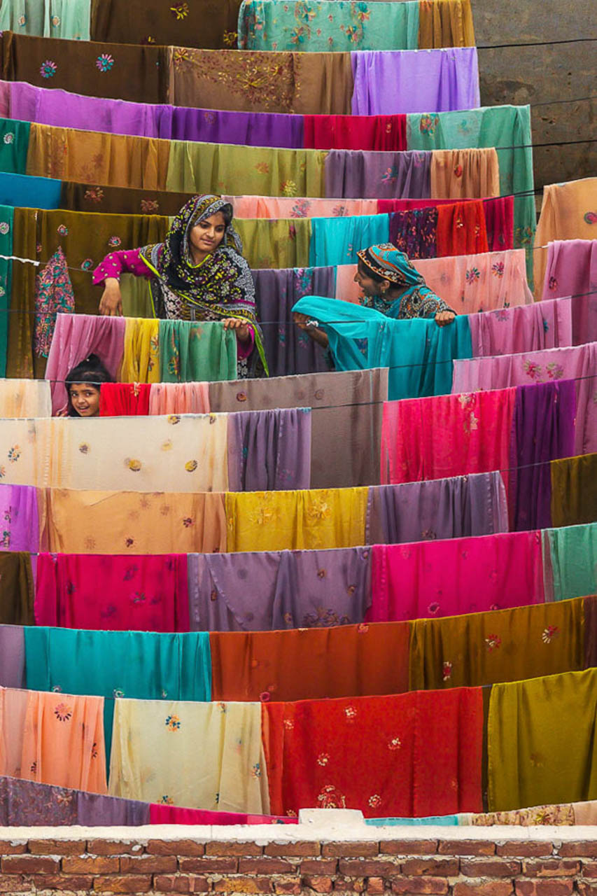 © Yann Arthus-Bertrand – Séchage de tissus à Bahawalpur, Pendjab, Pakistan (29°24’ N - 71°40’ E).
