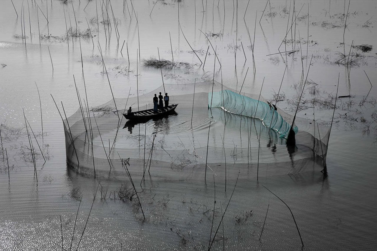 © Yann Arthus-Bertrand - Fishing nets in the area of Dhaka, Bangladesh (23°43’ N, 90°20’ E).
