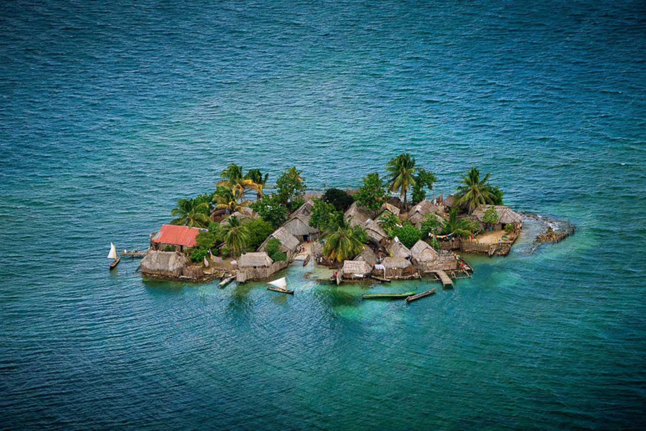 © Yann Arthus-Bertrand - Kuna settlement, Robeson Islands, San Blas archipelago, Panama (9°31’ N - 79°03’ W).