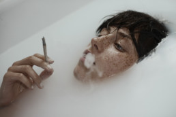 femme cigarette bain © Alessio Albi