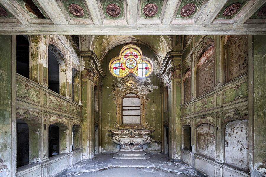 James Kerwin-Domum Dei - GREEN HUES | A SMALL BUT DETAILED FORMER CHAPEL IN A LARGE ITALIAN CITY. Golden Light | A detailed and pretty chapel in Italy.