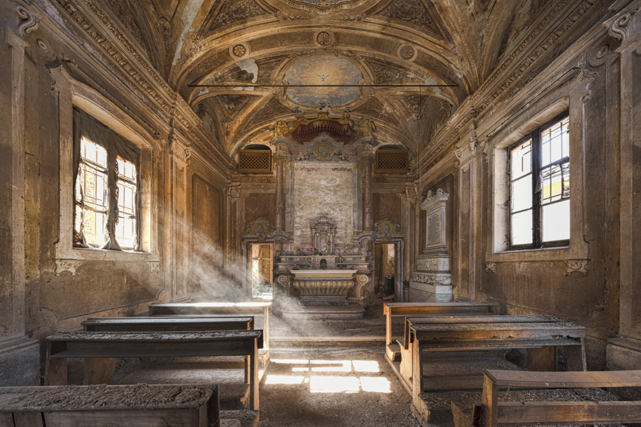 James Kerwin-Domum Dei -GOLDEN LIGHT | A DETAILED AND PRETTY CHAPEL IN ITALY.