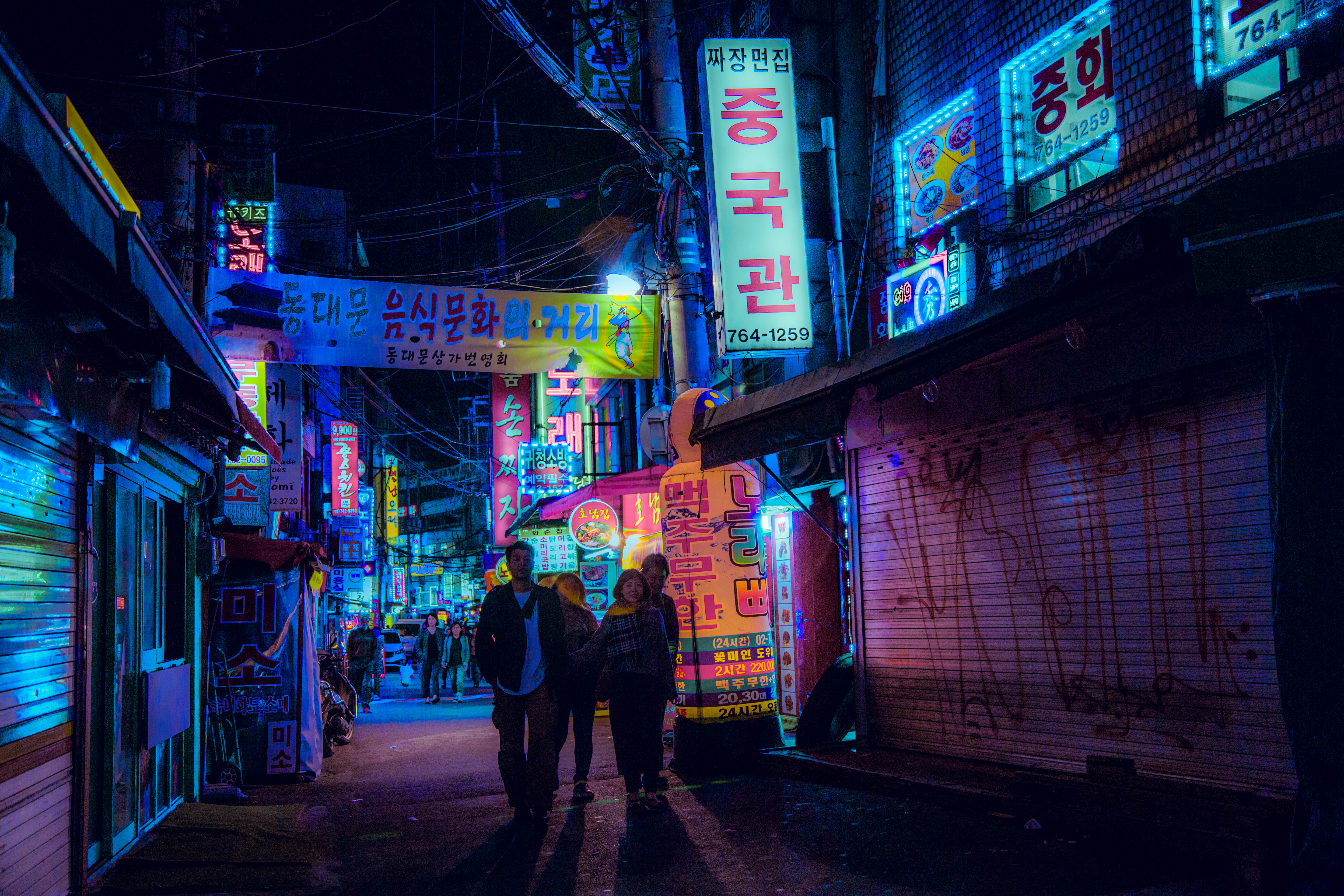 Cyberpunk, Seoul, Séoul, Corée, Corée du Sud, Ville, Cityscape, Photo de nuit, rue, street, night, neons, Néons, light, lumières, Asie, Hong-Kong, Tokyo, futuriste, urbain, photo, photographe, street photography, moderne, hyper moderne, sombre, contraste, obscur,