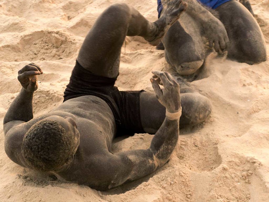 lutteurs sur une plage au Sénégal par Jussi Puikkonen