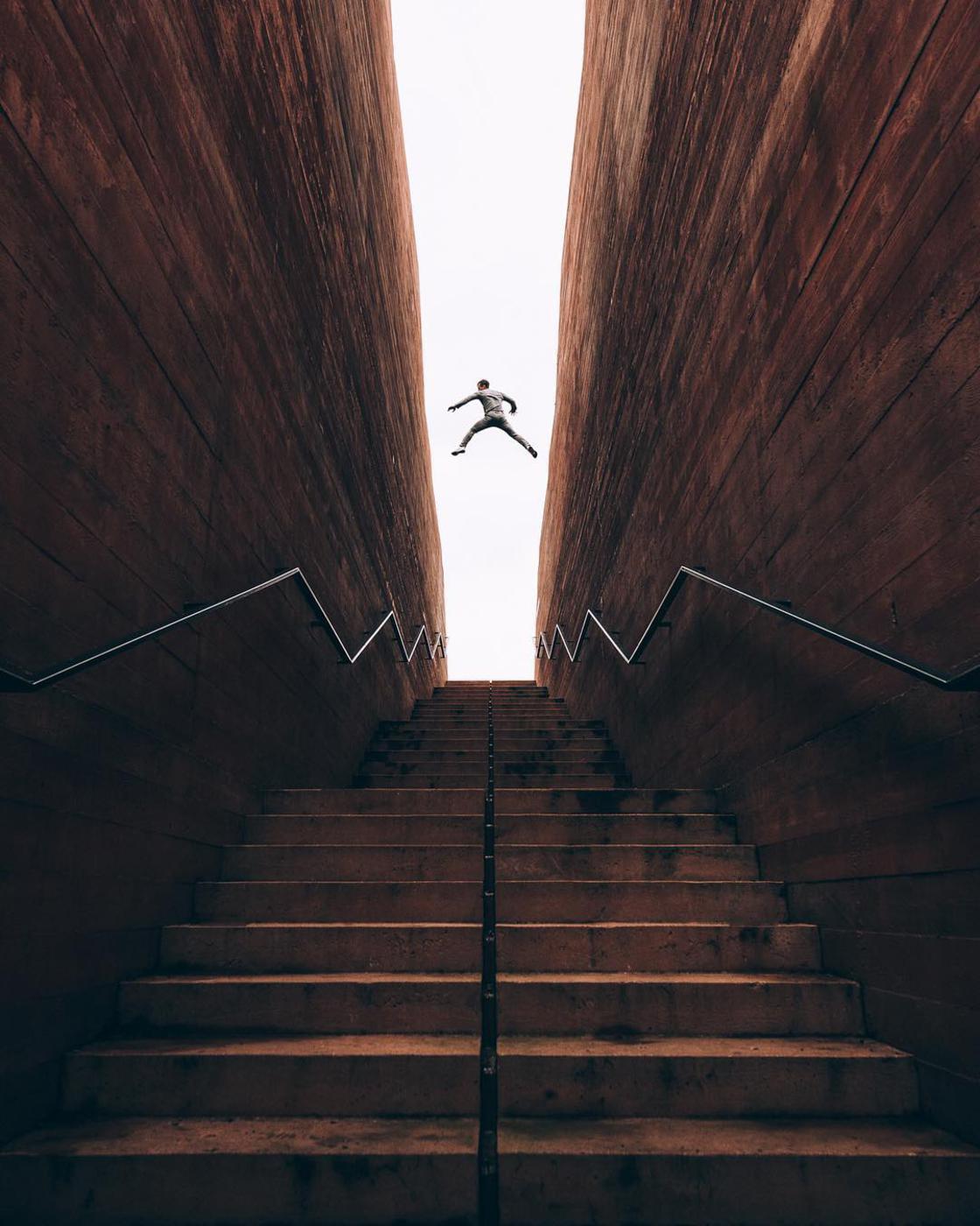 Photo, photographe, architecture, urbain, city, cityscape, paysages urbains, architecture urbaine, Nikon, Max Leitner, Pologne, Varsovie, gymnaste, acrobaties, perspectives, cadres, lignes, courbes, lévitation, renversant, illusion, illusionniste, trompe l’œil, Benni Grams 