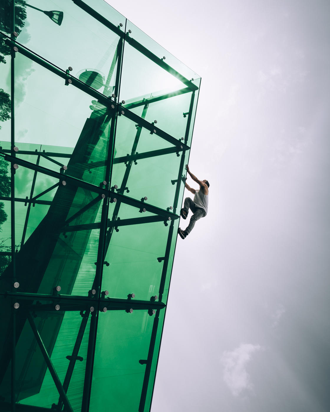 Photo, photographe, architecture, urbain, city, cityscape, paysages urbains, architecture urbaine, Nikon, Max Leitner, Pologne, Varsovie, gymnaste, acrobaties, perspectives, cadres, lignes, courbes, lévitation, renversant, illusion, illusionniste, trompe l’œil, Benni Grams
