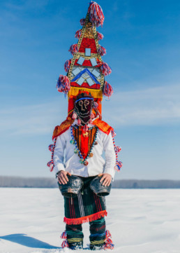Homme en habit (costume) traditionnel et masqué pour le Kukeri en Bulgarie, photo par Aron Klein