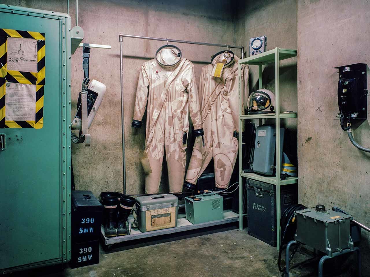 Combinaisons de protection, silo de missile Titan II, Titan Missile Museum Tuscon, Arizona par Adam Reynolds