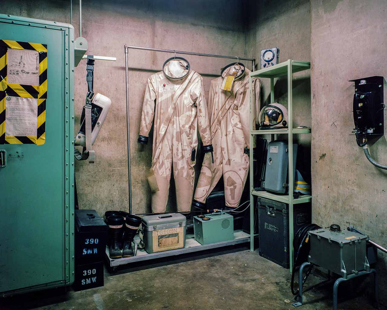 Combinaisons de protection, silo de missile Titan II, Titan Missile Museum Tuscon, Arizona par Adam Reynolds