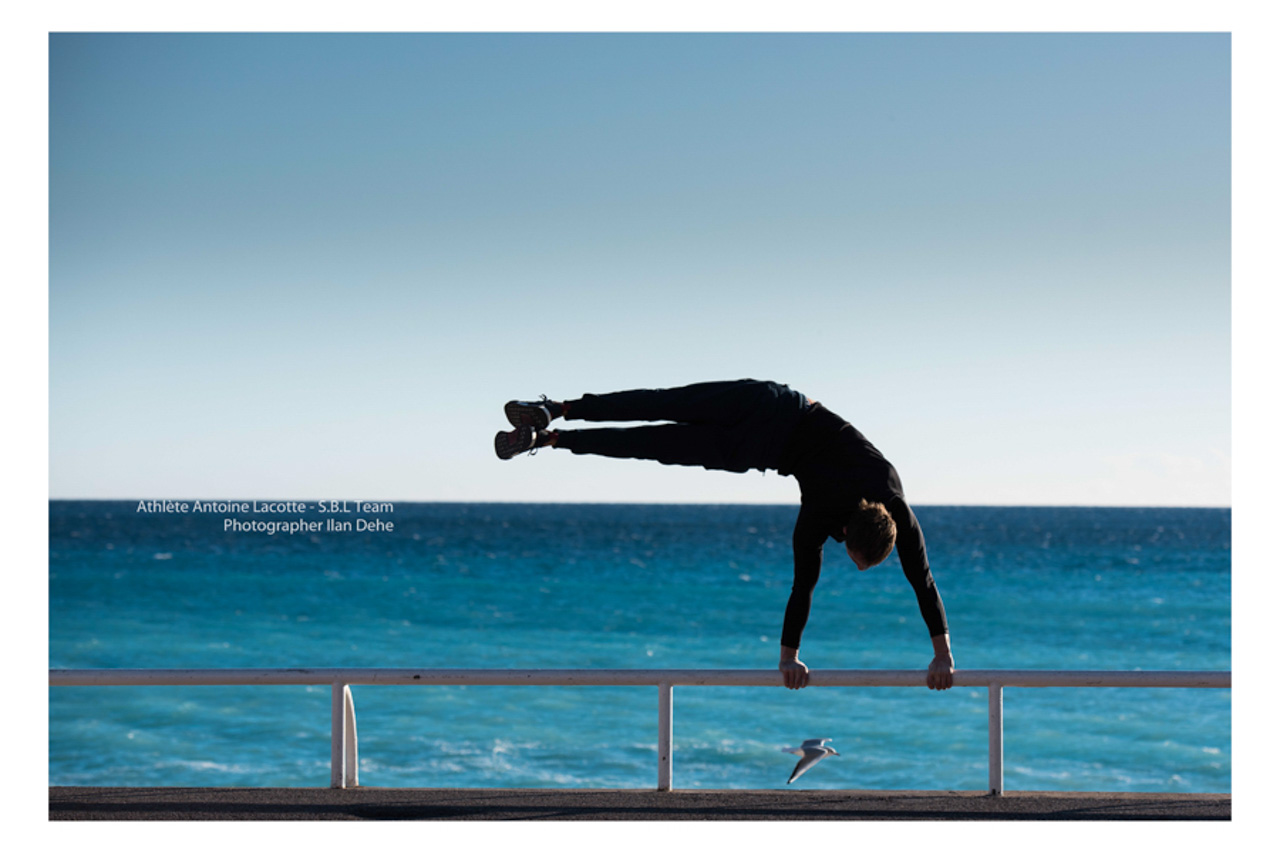 L'athlète de street workout Antoine Lacotte devant la mer à Nice