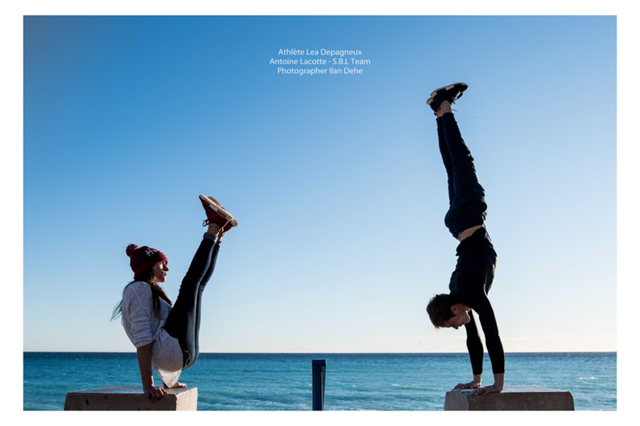 Les athlètes de street workout Léa Depagneux et Antoine Lacotte devant la mer à Nice