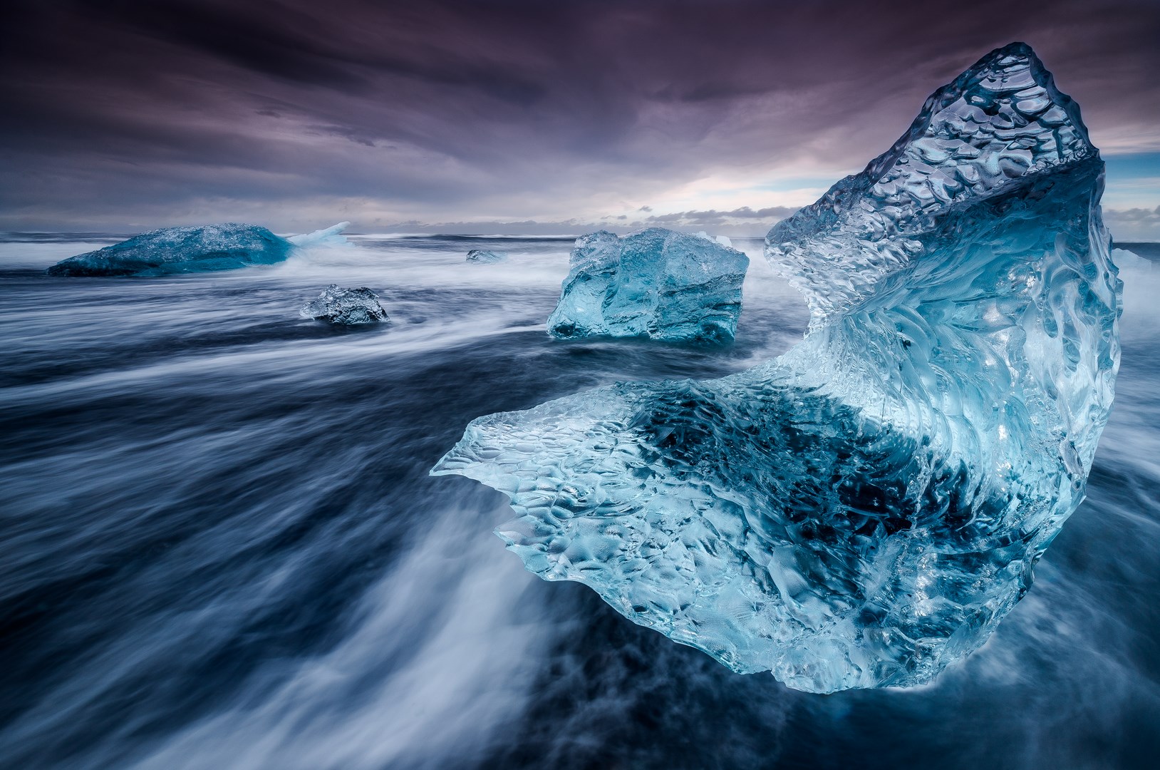 photo d'une mer lisse avec de petits icebergs