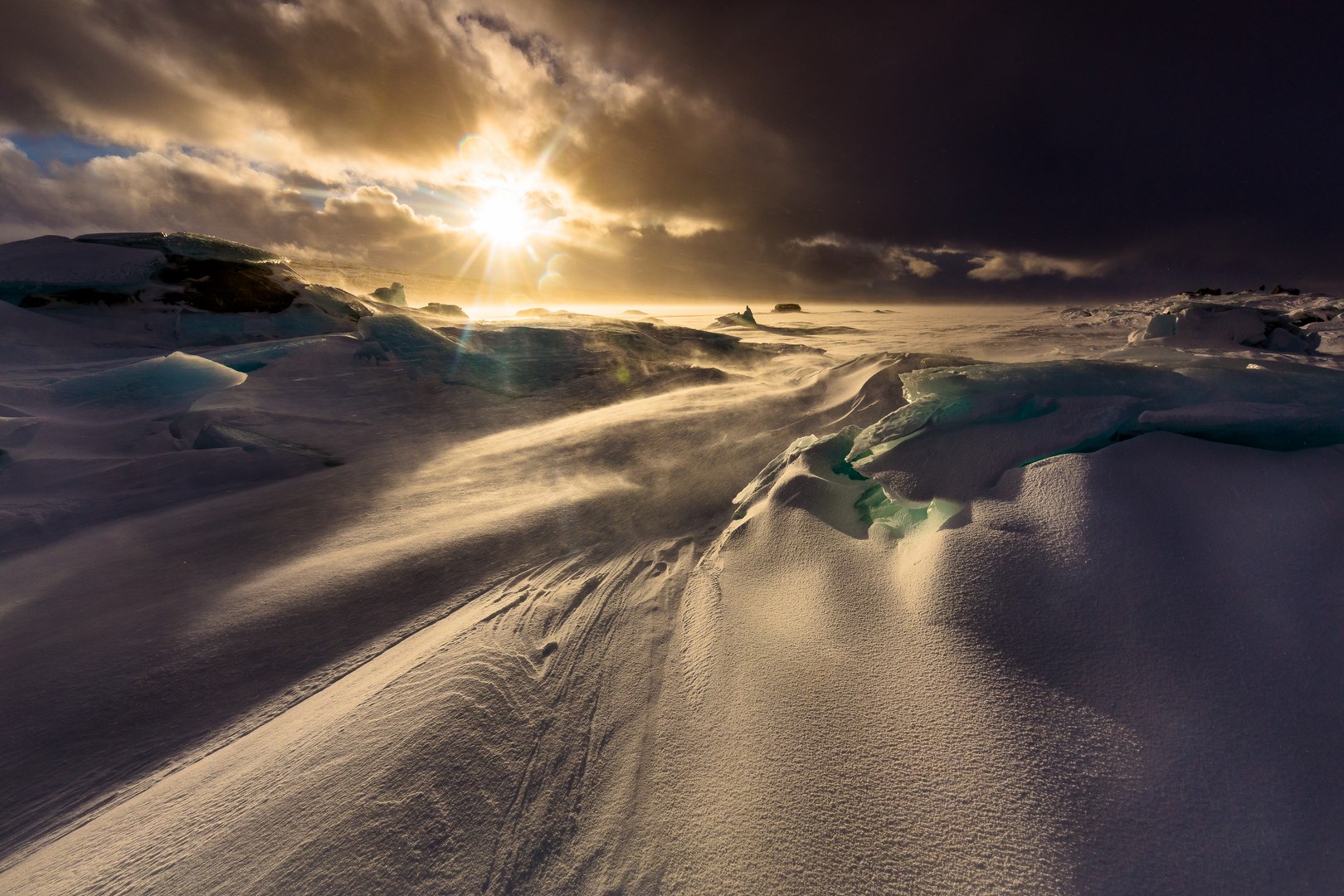 photo de paysage enneigé avec soleil couchant et lumière jaune