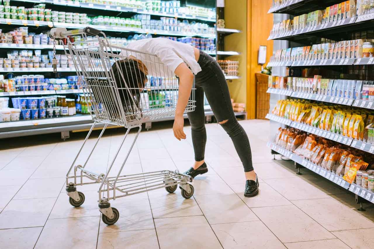 femme dans un caddie de supermarché par Ali Sahba