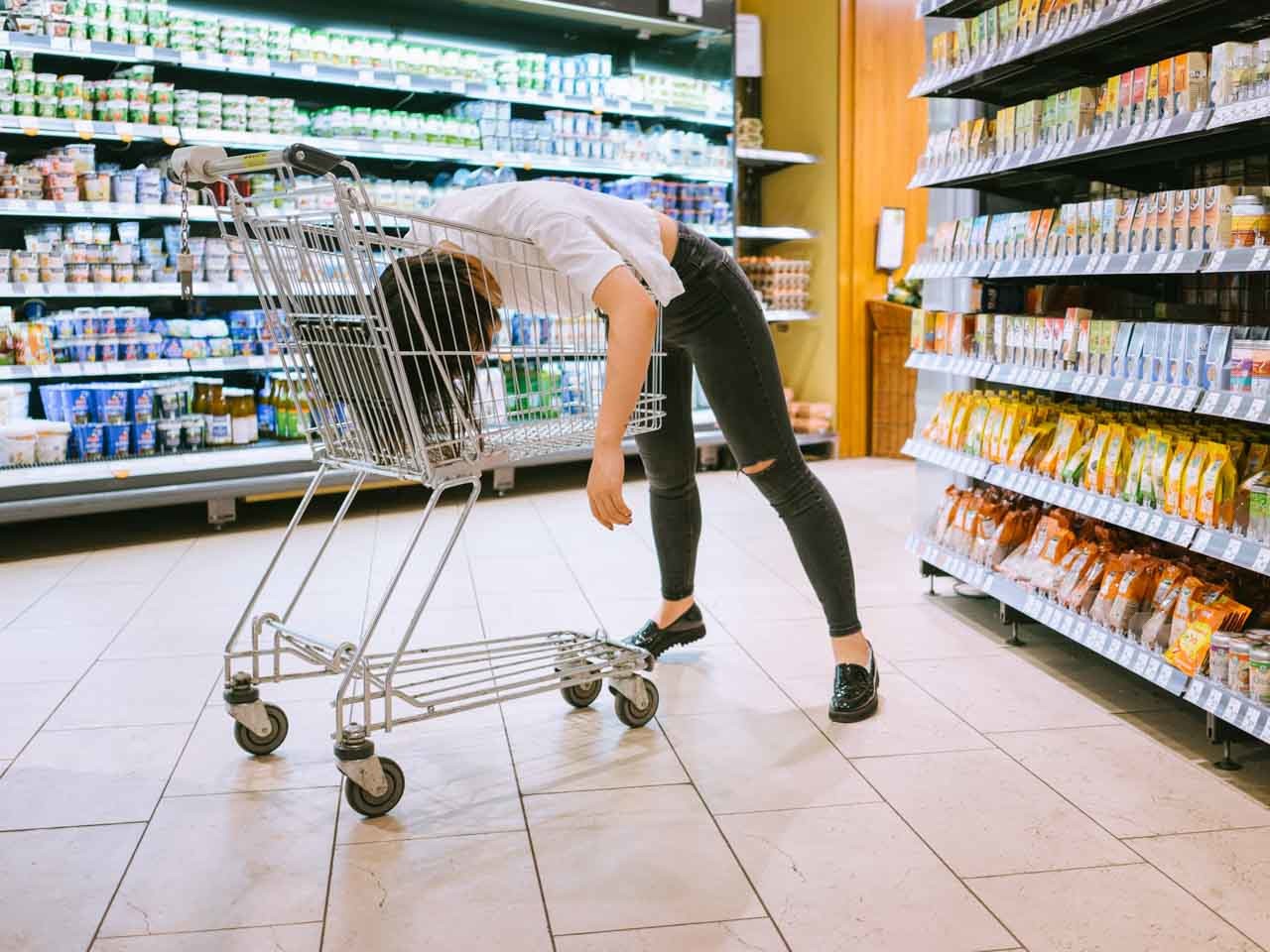 femme dans un caddie de supermarché par Ali Sahba