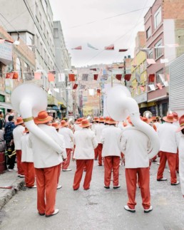Fanfare dans les rues d'un ville bolivienne, photo par Kevin Faingnaert
