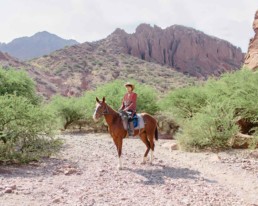 Cavalier bolivien devant les montagnes, photo par Kevin Faingnaert