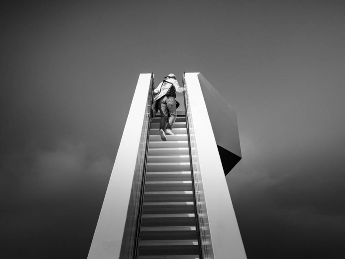 photo escalier minimaliste en noir et blanc