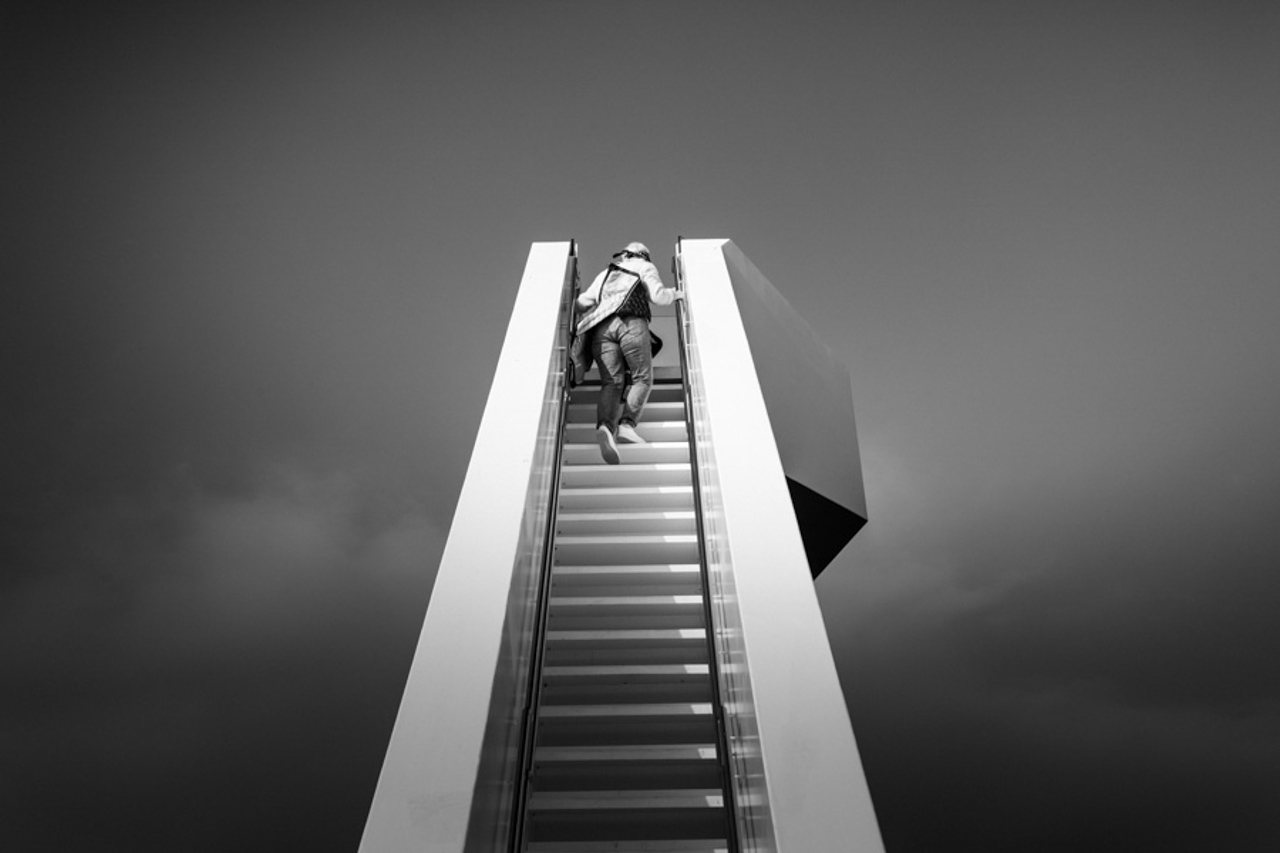 photo escalier minimaliste en noir et blanc