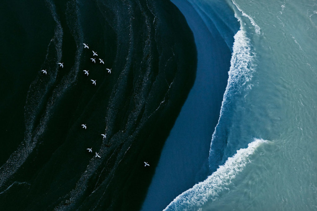 Photographie aérienne de la mer en islande avec des oiseaux