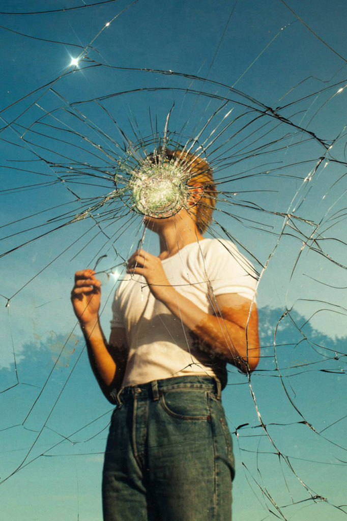 portrait d'un homme devant un vitre brisée par Simon Kerola