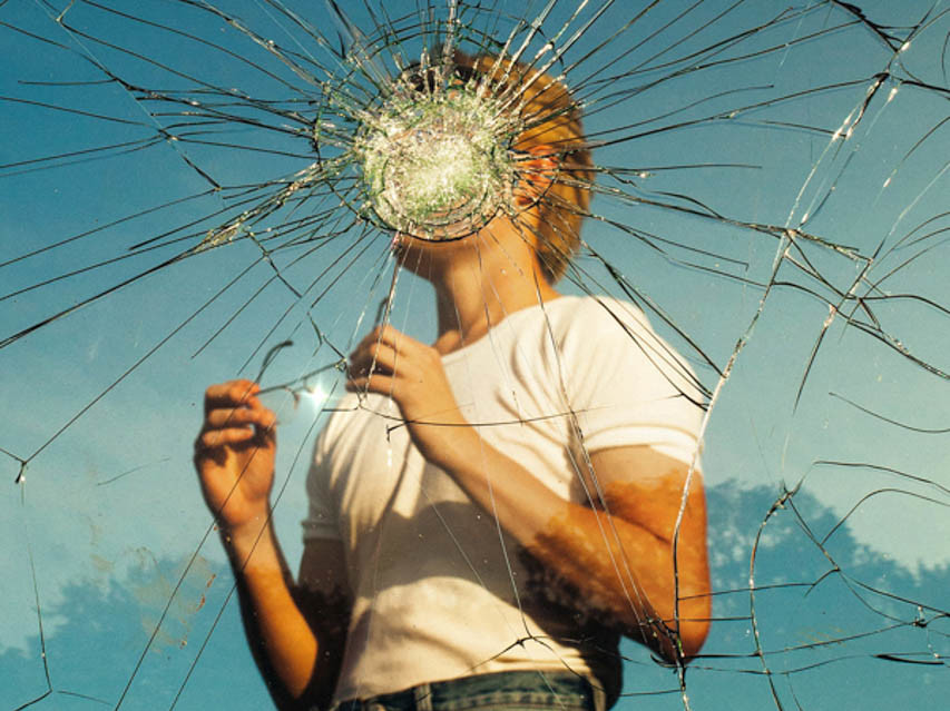 portrait d'un homme devant un vitre brisée par Simon Kerola