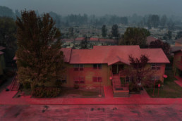 Blanketed in Fire Retardant par Adrees Latif, Drone photo awards 2021, catégorie série