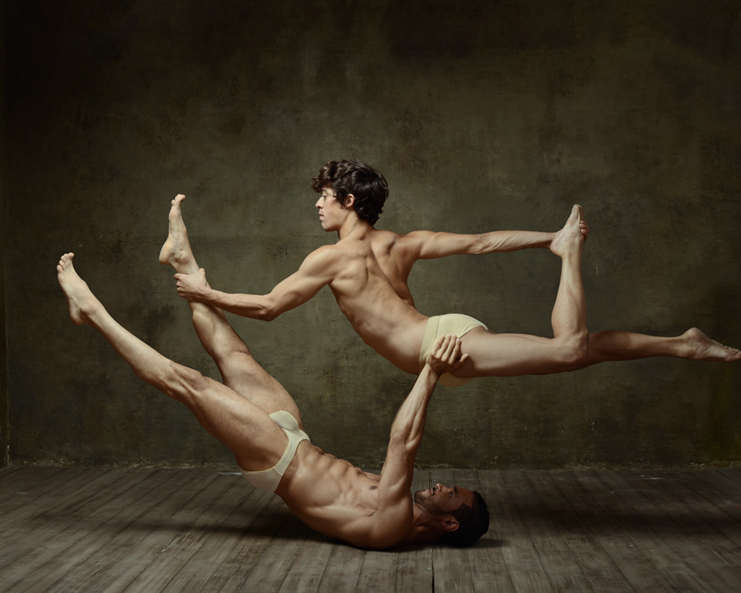 Danseurs nus en équilibre