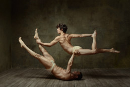 Danseurs nus en équilibre