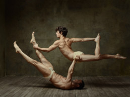 Danseurs nus en équilibre